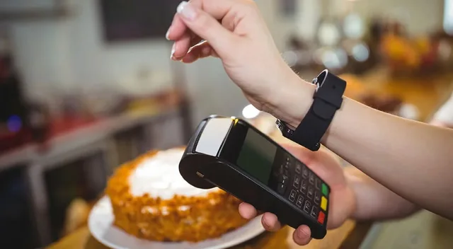 chytré hodinky s NFC