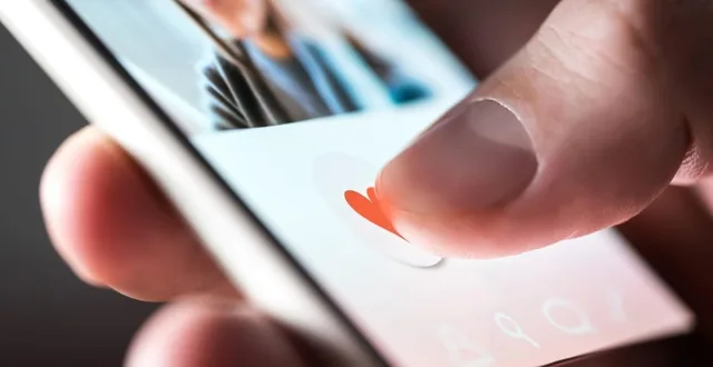 prst přejíždí fotku na displeji telefonu