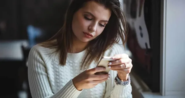 Neodepisuje, ale je online