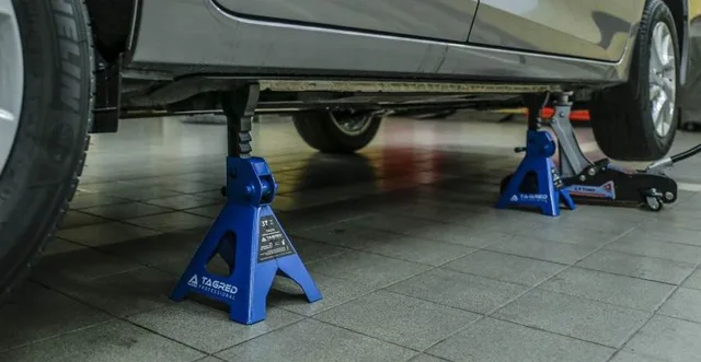 Podpěry pod auto