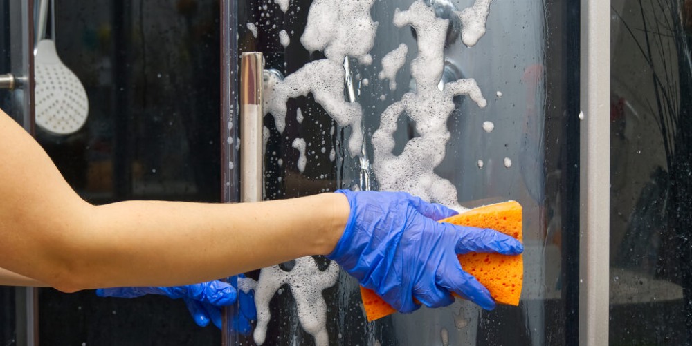 Jak vyčistit sklo ve sprchovém koutě?